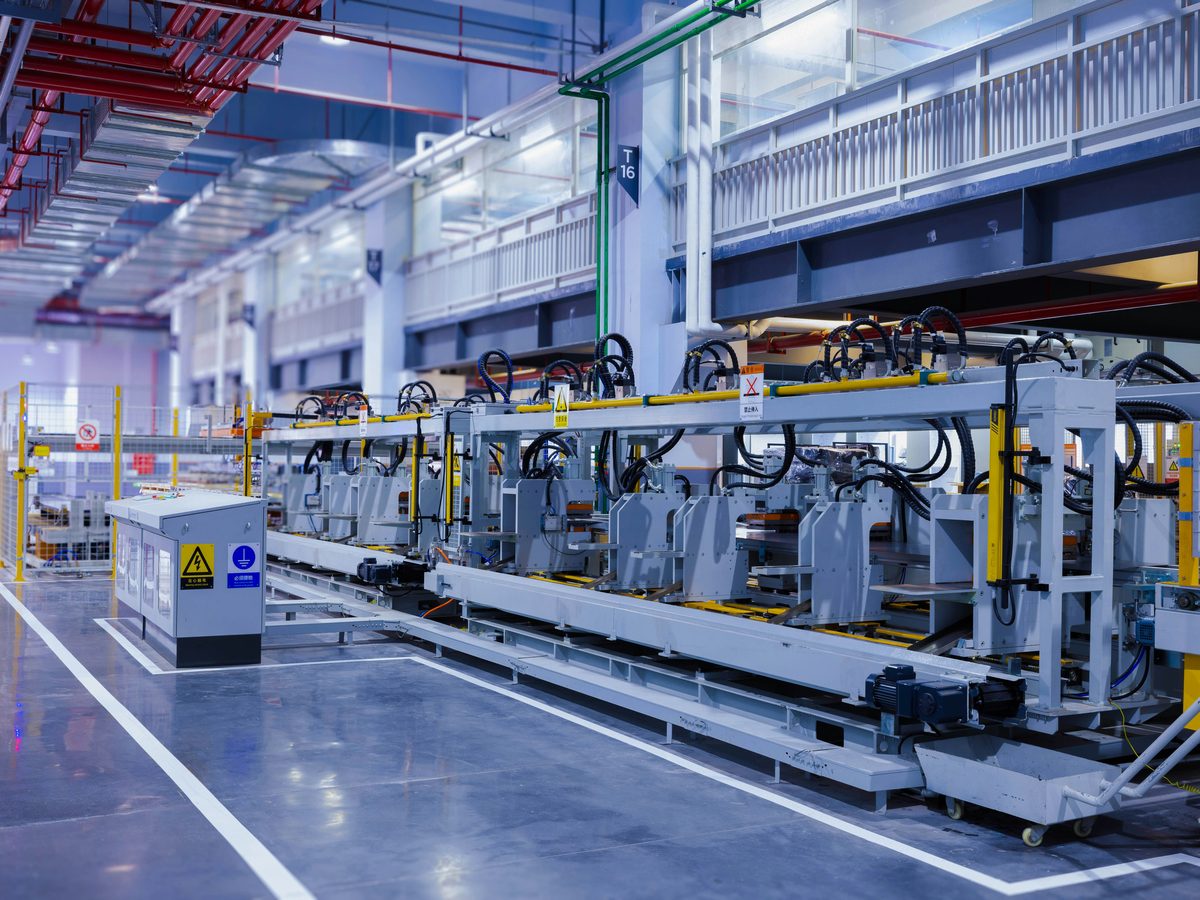 Linha de produção industrial com equipamentos automatizados